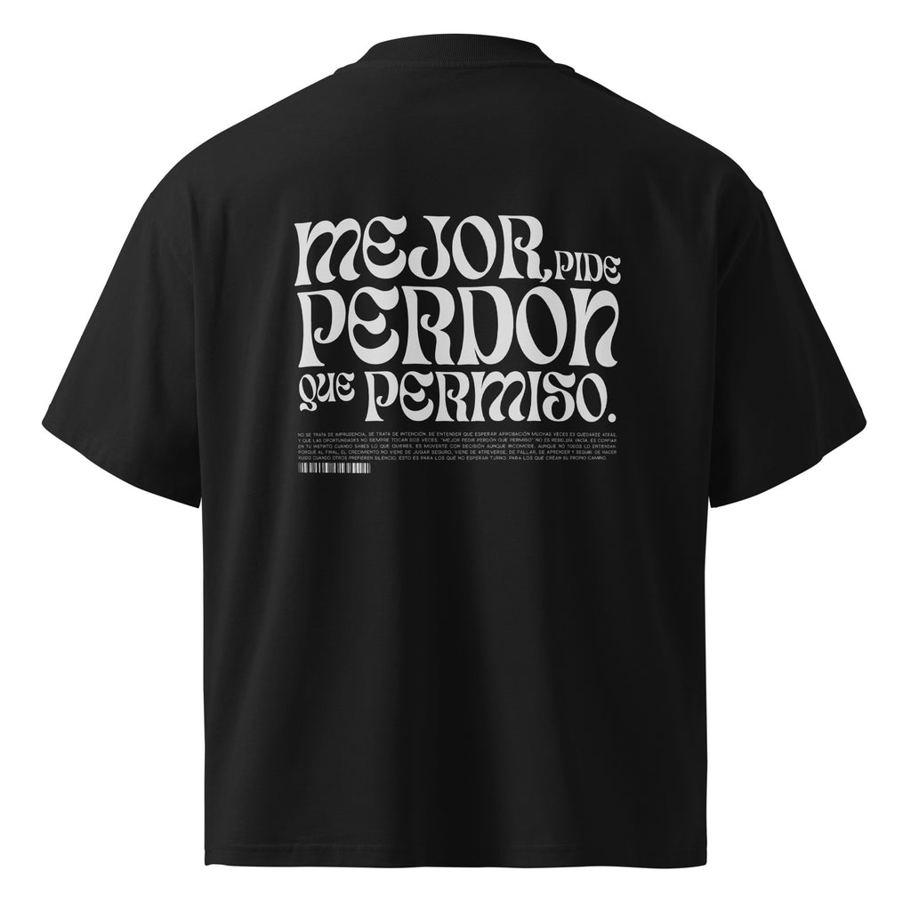 Espalda de camiseta oversize negra con mensaje mejor pide perdón que permiso — MúkaroPR streetwear boricua