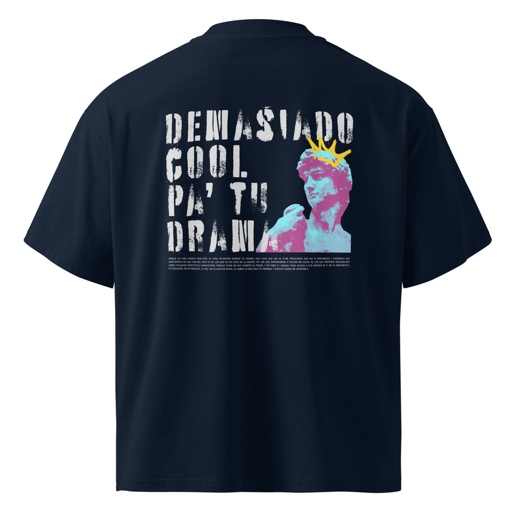 Espalda de camiseta oversize azul marino con mensaje Demasiado cool pa' tu drama — MúkaroPR streetwear boricua