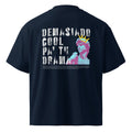 Espalda de camiseta oversize azul marino con mensaje Demasiado cool pa' tu drama — MúkaroPR streetwear boricua