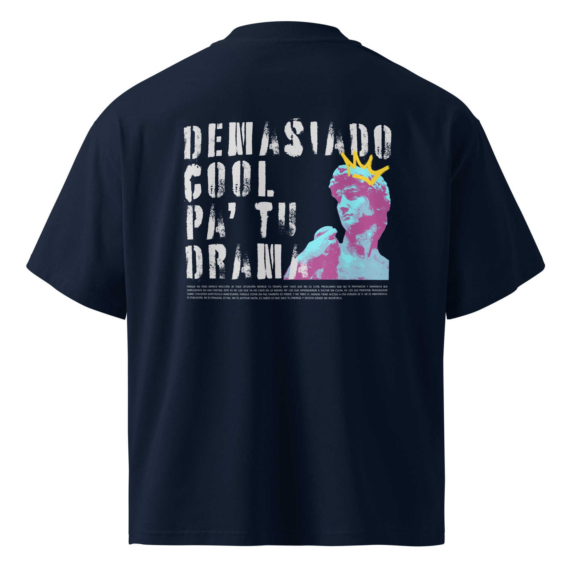 Espalda de camiseta oversize azul marino con mensaje Demasiado cool pa' tu drama — MúkaroPR streetwear boricua