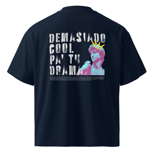 Espalda de camiseta oversize azul marino con mensaje Demasiado cool pa' tu drama — MúkaroPR streetwear boricua
