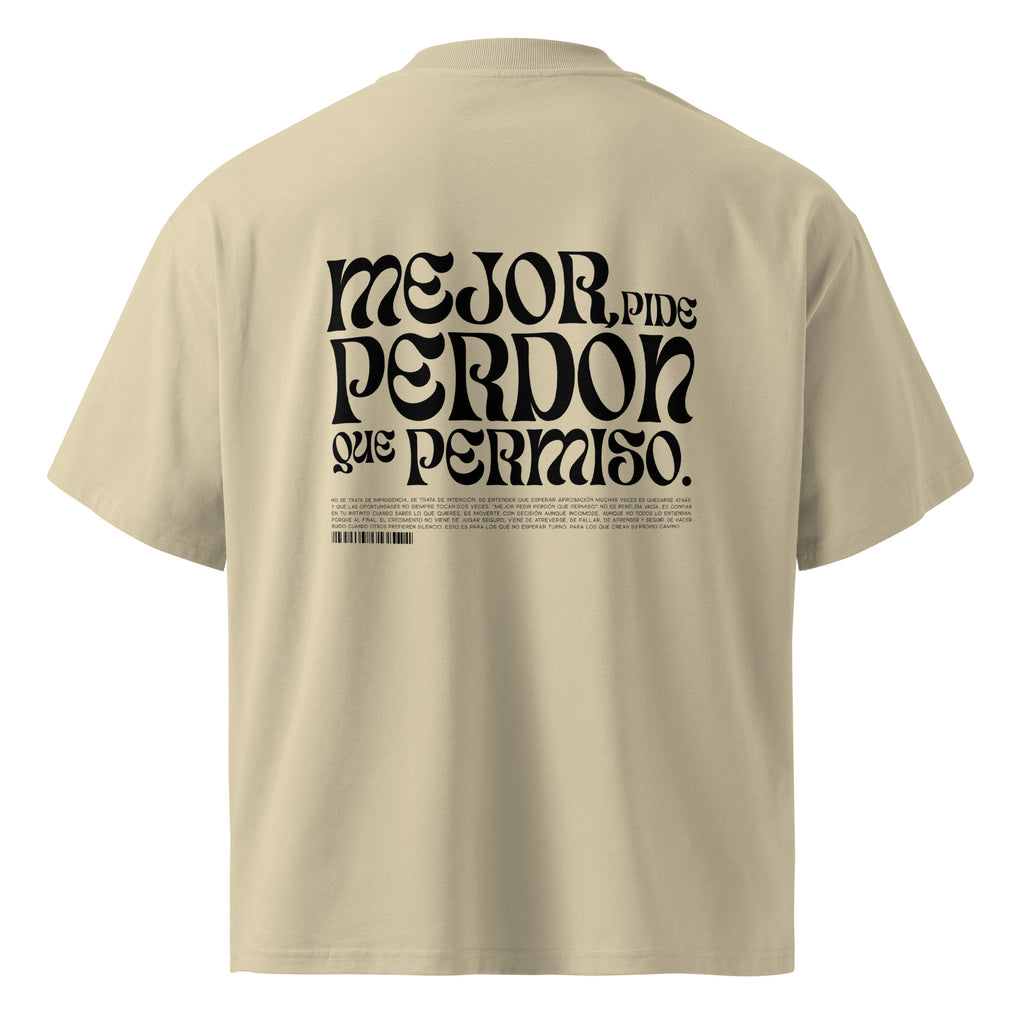 Espalda de camiseta oversize beige con mensaje mejor pide perdón que permiso — MúkaroPR streetwear boricua